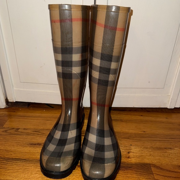 Burberry Plaid Rainboots - Picture 6 of 6
